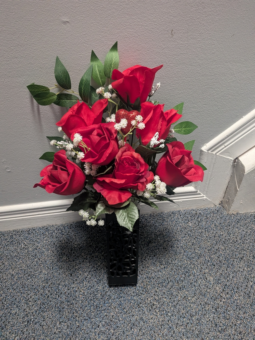 Red Memorial Rose Bouquet in Black Vase